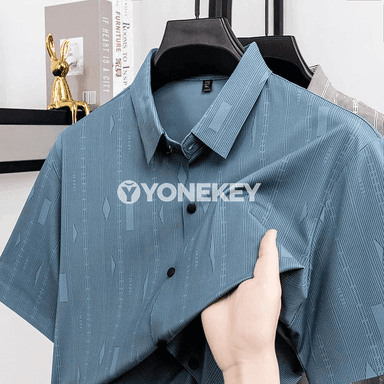 Erkekler üçin ýeňil, dem alýan gysga ýeňli geometrik öýkeli köýnek