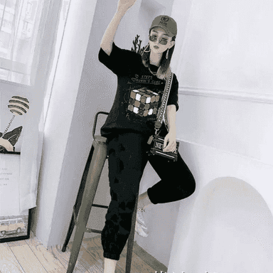 Gyzlar üçin niýetlenen komplekt futbolka+forma