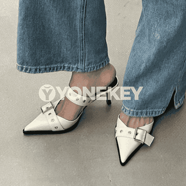 Zenanlaryň moda stiletto sandallary.