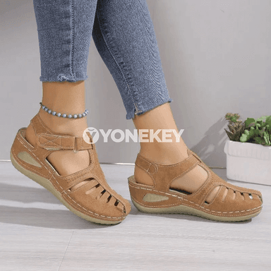 Zenanlar üçin platformaly sandallar, amatly dabanyňky gaýyşly model