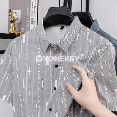 Erkekler üçin ýeňil, dem alýan gysga ýeňli geometrik öýkeli köýnek