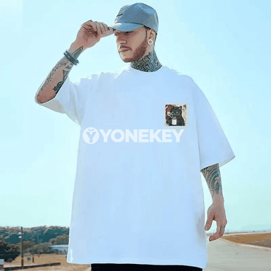 Erkekler üçin giň kesimli çaply pişik suratly tomus futbolkasy