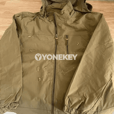 Erkekler üçin ýeňil suw geçirmeýän windbreaker kurtka, kapýuşonly