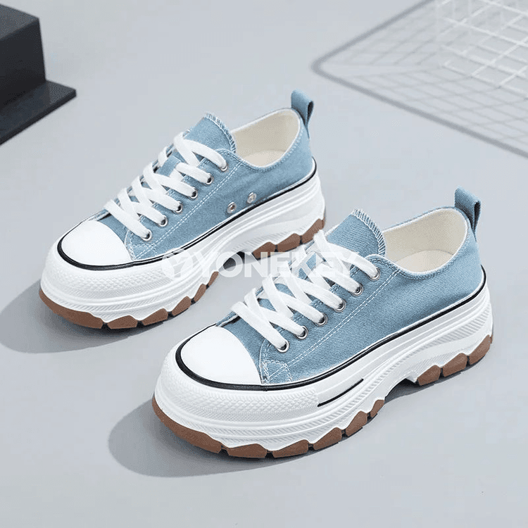 Zenanlar üçin platformaly kanwa köwüşler, ýokarylyk berýän ýazky model