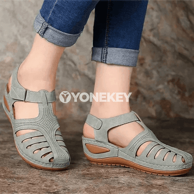 Zenanlar üçin platformaly sandallar, amatly dabanyňky gaýyşly model