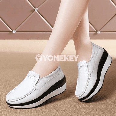 Zenanlar üçin rahat platformaly klassiki slip-on köwüşler, goňur we çal