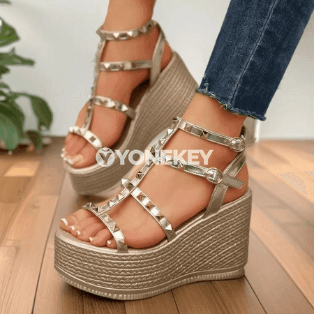 Zenanlar üçin 9 sm platformaly topukly sandallar, tokaly, açyk barmakly