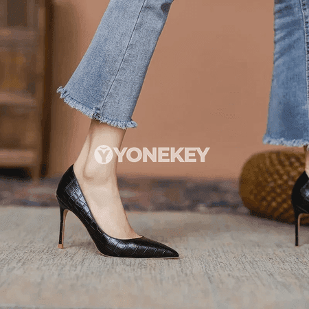 Zenanlar üçin ýokary ökjeli nokatly daban köwüşler, klassyk stil