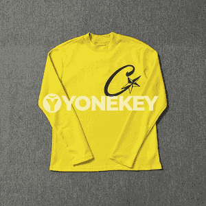 Erkekler üçin niýetlenilen uzyn ýeňli futbolka.