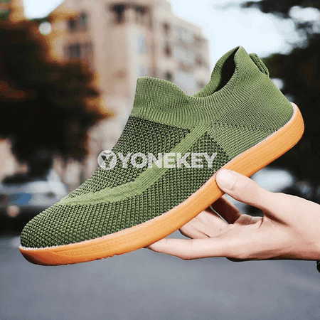Erkekler üçin minimalist aýakýalaňaç köwüşler, giň gurluşly slip-on model
