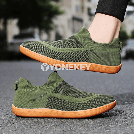 Erkekler üçin minimalist aýakýalaňaç köwüşler, giň gurluşly slip-on model