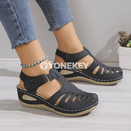 Zenanlar üçin platformaly sandallar, amatly dabanyňky gaýyşly model