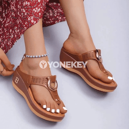 Zenanlar üçin platformaly köwüşli şypbyklar, metal tokaly