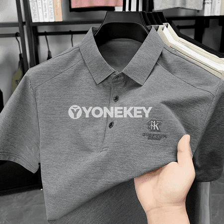 Erkekler üçin logo tikilen ýeňi gysga polo futbolka, gündelik rahat görnüş