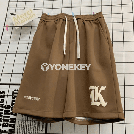 Erkekler üçin giň kesimli 8XL retro grafika çaply köçe şorty
