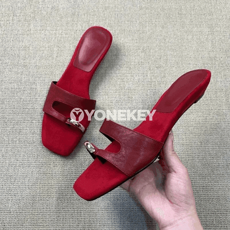 Zenanlar üçin tekiz dabanyly, metal tokaly ýazky şypbyklar