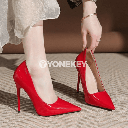 Zenanlar üçin lakly inçe dabanly uçly slip-on ýokary ökjeli köwüş.