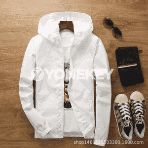 Oglanlar üçin niýetlenen owadan ýel geçirmeýän ýuka kurtka.