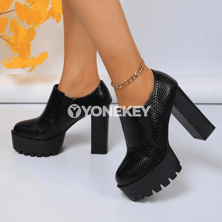 Zenanlar üçin gara ýokary ökjeli deri köwüşler, klassiki model