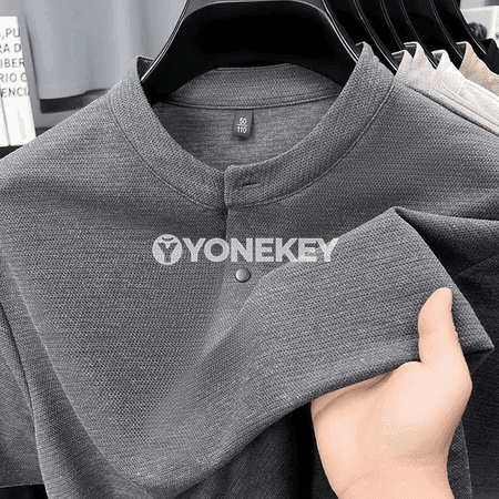 Erkekler üçin rahat dokma Henley boýunly gysga ýeňli futbolka