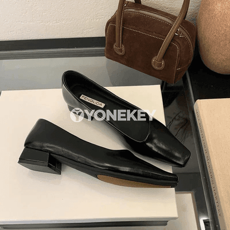 Zenanlar üçin inçe ökjeli, dörtburç burunly pes topukly iş köwüşi