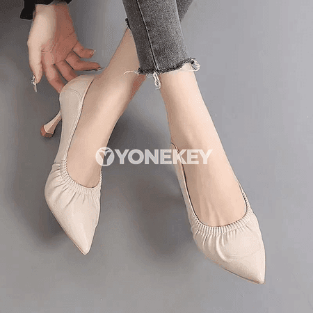 Zenanlar üçin klassiki uçly ökjeli köwüşler, gara-bej
