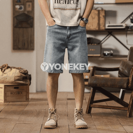Erkekler üçin tomusky giň denim şortik, dyza çenli moda görnüş