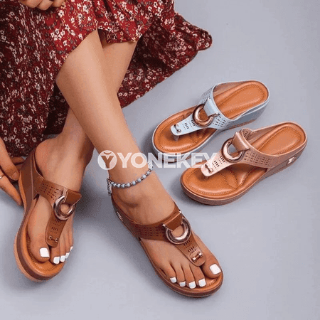 Zenanlar üçin platformaly köwüşli şypbyklar, metal tokaly