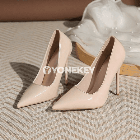 Zenanlar üçin lakly inçe dabanly uçly slip-on ýokary ökjeli köwüş.