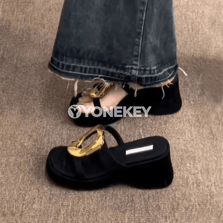 Zenanlar üçin metal bezegli platformaly şypbyk sandal