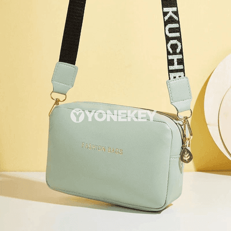 Aýal-gyzlar üçin giň gaýyşly moda elde göterilýän sumka