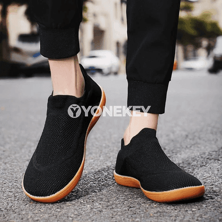 Erkekler üçin minimalist aýakýalaňaç köwüşler, giň gurluşly slip-on model