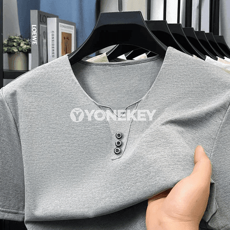 Erkekler üçin ýazlyk üç düwmeli V-boýun futbolka, rahat stil