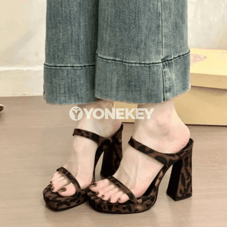 Zenanlar üçin ýokary ökjeli platformaly sandal, leopar nalyşy