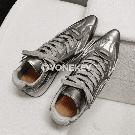 Aýal-gyzlar üçin moda krasowka: ujy ýiti, ýeňil we amatly