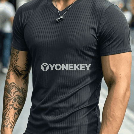 Erkekler üçin inçe zolakly V boýun sport görnüşli futbolka