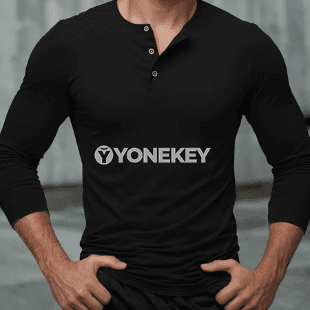 Erkekler üçin ýeňil, dem alýan Henley boýun futbolka