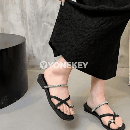 Zenanlar üçin daşarda geýilýän tekiz rhinestone şypbyk sandallary