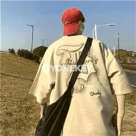 Ýeňil ýazly ýazgyly retro erkek futbolkasy, giň kesim