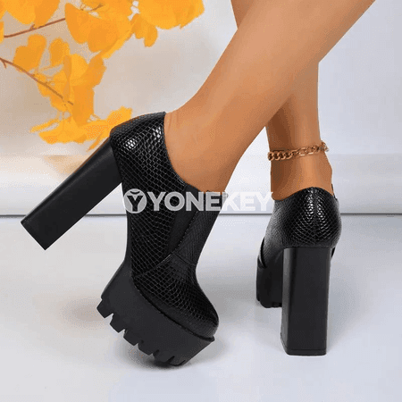 Zenanlar üçin gara ýokary ökjeli deri köwüşler, klassiki model