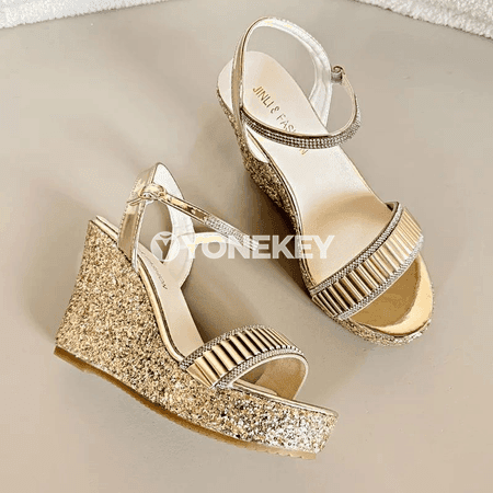 Aýal-gyzlar üçin seýkelli platformaly sandal, ýokary ökçeli