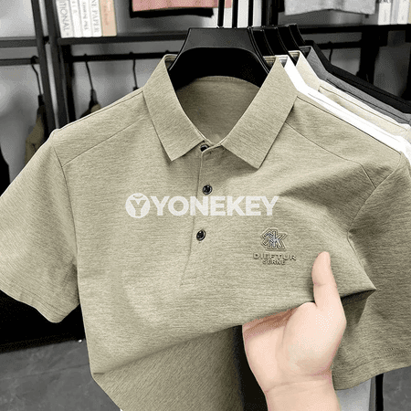Erkekler üçin logo tikilen ýeňi gysga polo futbolka, gündelik rahat görnüş