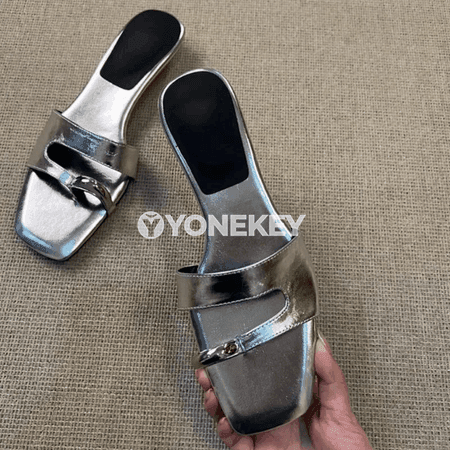 Zenanlar üçin tekiz dabanyly, metal tokaly ýazky şypbyklar