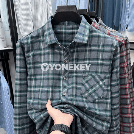 Erkekler üçin klassiki plaid uzyn ýeňli düwmeli köýnek