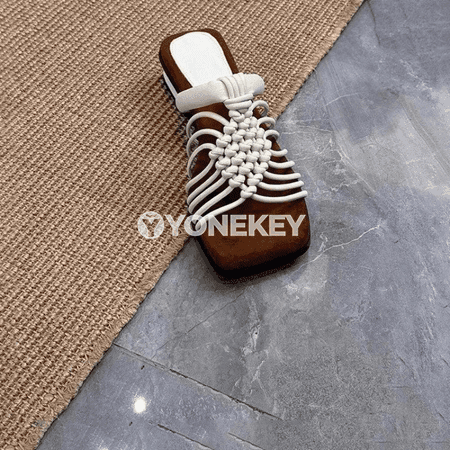 Zenanlar üçin ýazlyk ýeňil platformasyz inçe gaýyşly sandal.