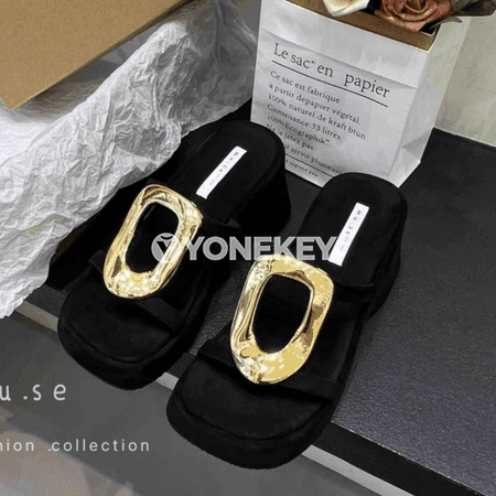 Zenanlar üçin metal bezegli platformaly şypbyk sandal