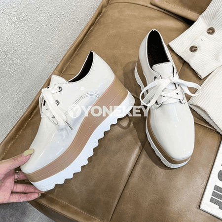Zenanlar üçin platformaly moda krossowka, rahat we döwrebap aýakgap