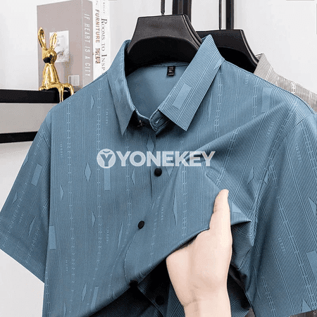 Erkekler üçin ýeňil, dem alýan gysga ýeňli geometrik öýkeli köýnek