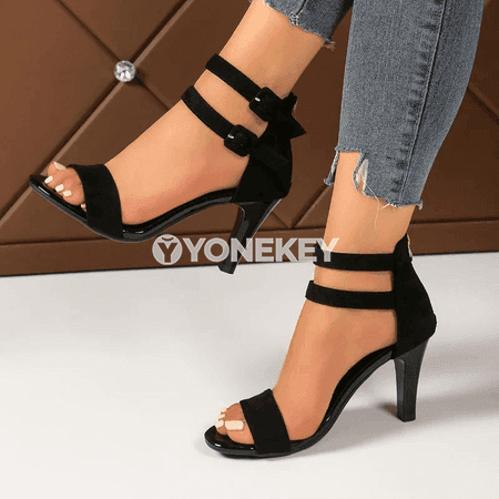 Zenanlar üçin tokaly ýokary ökçeli moda sandallary