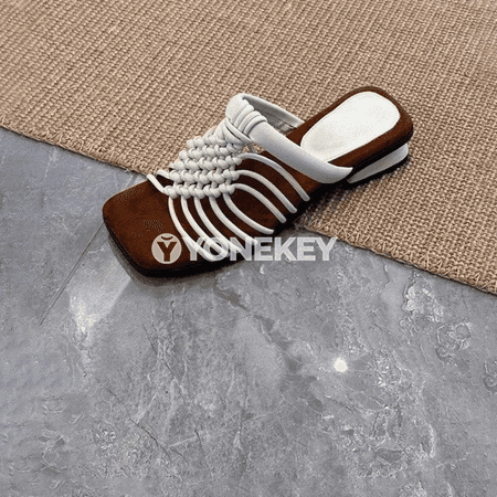 Zenanlar üçin ýazlyk ýeňil platformasyz inçe gaýyşly sandal.